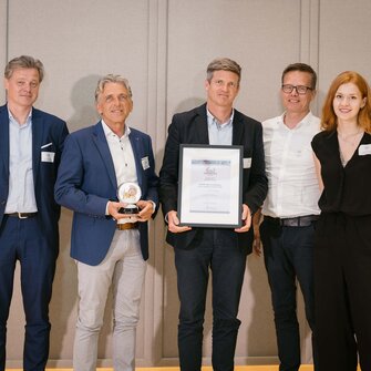 Spartenleiter Richard Mölk (Mi.) und Verkaufsleiter Bernhard Schiffthaler (2.v.li.) nahmen den Nachhaltigkeits-Award entgegen.
