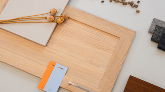 Die mit Legno Smart-Öl von ADLER im Farbton „Fortuna“ beschichtete Front beschert Küchengöttinnen die hellste Freude.  | © ADLER