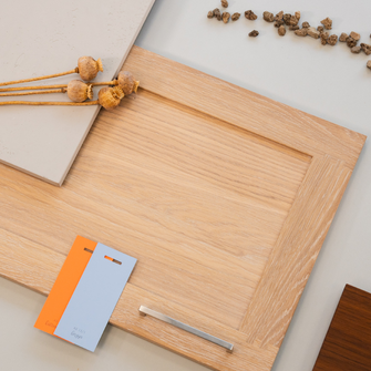 Die mit Legno Smart-Öl von ADLER im Farbton „Fortuna“ beschichtete Front beschert Küchengöttinnen die hellste Freude.  | © ADLER