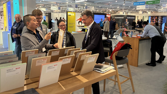 …und interessierten sich sehr für die  ausgestellten Musterflächen.  | © ADLER