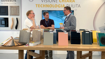 Die Gäste ließen sich gerne ausführlich zu den umweltfreundlichen Beschichtungslösungen von ADLER informieren …. | © ADLER