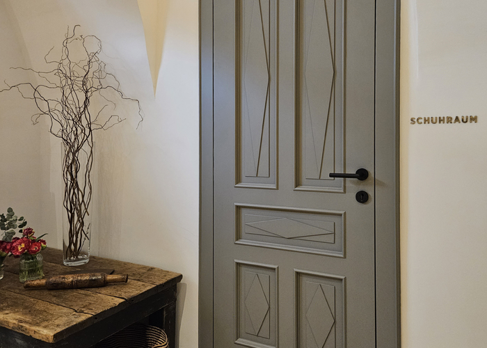 Die Füllungstüren mit einem edlen Design wurden ebenso vom heimischen Hersteller Schrenk realisiert … | © Refugium Lunz / Schrenk