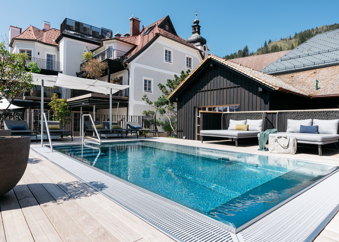 Die Fassade des Poolhauses wurde von der Tischlerei Mayr mit Pullex Color gestaltet.  | © Refugium Lunz / Gregor Hofbauer