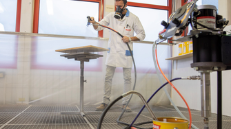 Gerätetraining: Beim Lackieren kommt es auf die richtige Technik an. | © ADLER