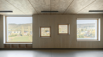 … und großzügige Fensterflächen für ein helle, freundliche, einladende und sichere Lernatmosphäre. | © Architecte Lorang sàrl / Navid Razvi