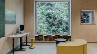 Natürliche Oberfläche, bestens brandgeschützt: In der Schule Prënz Charles sorgen die Sichtholzwände …  | © Architecte Lorang sàrl / Navid Razvi