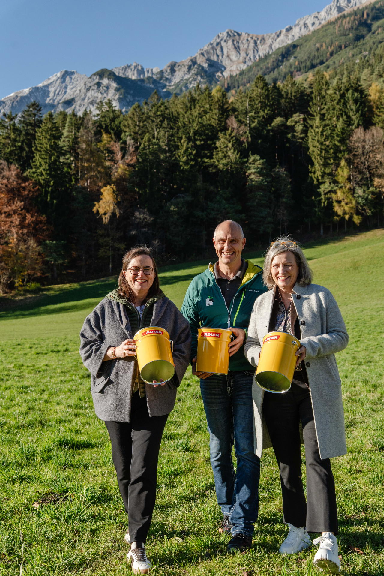 Start für eine neue Partnerschaft: Anton Heufelder (Geschäftsführer Naturpark Karwendel) mit ADLER-Geschäftsführerin Andrea Berghofer (re.) und Claudia Berghofer (Leiterin Unternehmenskommunikation, li.). | © ADLER