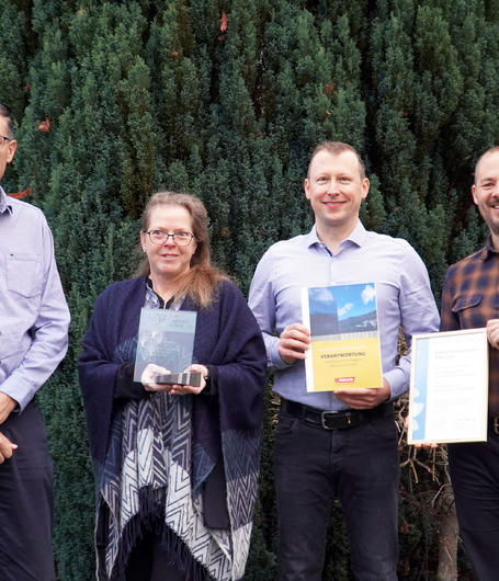Die Köpfe hinter der erfolgreichen Nachhaltigkeits-Kommunikation von ADLER (v.li.:): Dr. Albert Rössler (Geschäftsleiter F&E), Bettina Delmonego und Wilfrid Jochum (Gestalter des Nachhaltigkeitsberichts) sowie Georg Hasibeder (Unternehmenskommunikation). | © ADLER