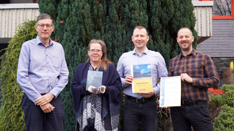 Die Köpfe hinter der erfolgreichen Nachhaltigkeits-Kommunikation von ADLER (v.li.:): Dr. Albert Rössler (Geschäftsleiter F&E), Bettina Delmonego und Wilfrid Jochum (Gestalter des Nachhaltigkeitsberichts) sowie Georg Hasibeder (Unternehmenskommunikation). | © ADLER