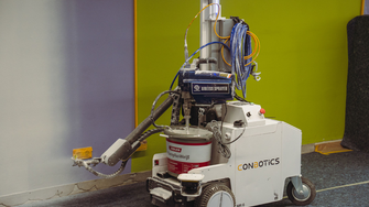 Weiß bitte: Mit der bestens deckenden Wandfarbe Aviva Europlus-Weiß von ADLER ließ der Maler-Roboter die Farben flott verschwinden.  | © ADLER