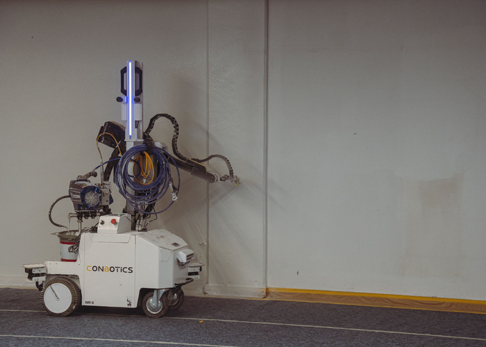 Mit Kanten oder Vorsprüngen kommt der automatisierte Assistent dank Abstandsensor ebenfalls gut zurecht.  | © ADLER