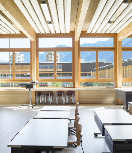 In den Klassenräumen beeindruckt die durch die Lackierung dezent unterstrichene Schönheit der Eichenholzfenster.  | © Seraina Wirz