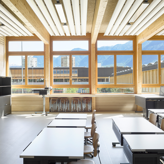 In den Klassenräumen beeindruckt die durch die Lackierung dezent unterstrichene Schönheit der Eichenholzfenster.  | © Seraina Wirz