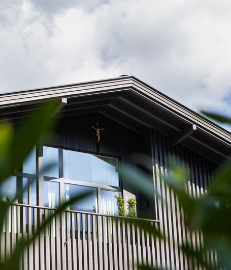 Die Holzschalung wurde mit Lignovit Platin von ADLER im dunklen Ton Kawirbraun lasiert. | © Schloss & Boutiquehotel Mitterhart / David Innerhofer