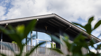 Die Holzschalung wurde mit Lignovit Platin von ADLER im dunklen Ton Kawirbraun lasiert. | © Schloss & Boutiquehotel Mitterhart / David Innerhofer