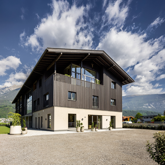 In Form und Fassadengestaltung nimmt der Bau Bezug auf das ehemalige Hofgebäude. | © Schloss & Boutiquehotel Mitterhart / David Innerhofer