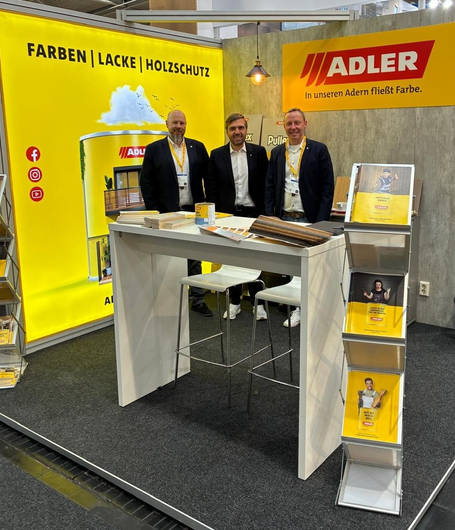 Betreuten gemeinsam den ADLER-Stand auf der DOMOTEX: Handels-Verkaufsleiter Christoph Müller (Mitte) und die beiden Regionalverkaufsleiter für den Handel, Maik Unger (li.) und Enrico Freitag.  | © ADLER