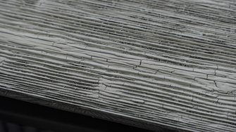 Der neue Burnt Wood-Effekt zaubert die Optik verkohlten Holzes auf die Oberfläche. | © ADLER