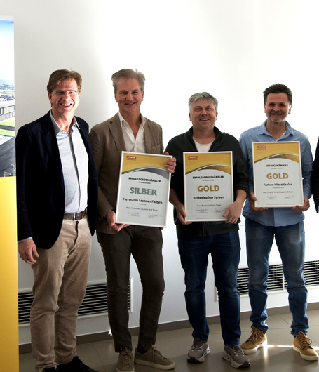 In Salzburg überreichten ADLER Handelsspartenleiter Alexander Ringler (li.) und Handelsverkaufsleiter Christoph Müller (re.) die Urkunden an die anwesenden Erfolgshändler.  | © ADLER