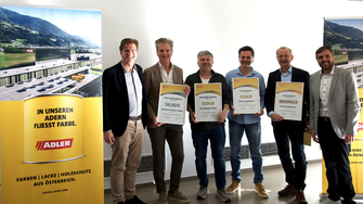 In Salzburg überreichten ADLER Handelsspartenleiter Alexander Ringler (li.) und Handelsverkaufsleiter Christoph Müller (re.) die Urkunden an die anwesenden Erfolgshändler.  | © ADLER