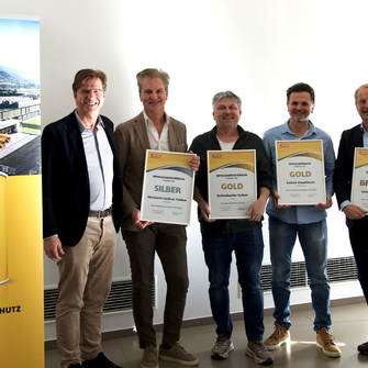 In Salzburg überreichten ADLER Handelsspartenleiter Alexander Ringler (li.) und Handelsverkaufsleiter Christoph Müller (re.) die Urkunden an die anwesenden Erfolgshändler.  | © ADLER