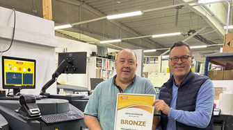 Auch der Bronze-Erfolgsgroßhändler in Deutschland Jürgen Mangold (li.) durfte sich über die von Hans Rubner übergebene Auszeichnung freuen.  | © ADLER