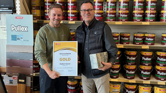 Gold! Die höchste Auszeichnung gab’s von ADLER Gebietsverkaufsleiter Hans Rubner für Sebastian Effmert (li.) von Farben Harzer in Pfarrkirchen.  | © ADLER