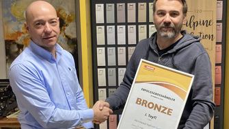 Die Bronze-Urkunde brachte Samuel Krapsch (Technische Beratung & Verkauf) ADLER Farbenmeister Toyfl persönlich vorbei.  | © ADLER