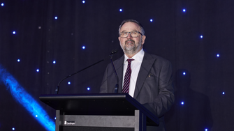 Gemeinsam mit seiner Frau Edith und Sohn Thomas nahm Toni Paarhammer die Preise entgegen.  | © zVg