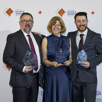 Gemeinsam mit seiner Frau Edith und Sohn Thomas nahm Toni Paarhammer die Preise entgegen.  | © zVg