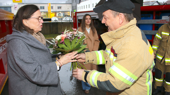 Claudia M. Berghofer durfte sich über einen Blumenstrauß freuen.    | © ADLER