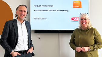 Anke Maske, Geschäftsführerin des Fachverbandes Brandenburg, begrüßt ADLER-Vertriebsleiter Heico Cuwalsky als neuen Partner des Tischlerhandwerks. | © Tischlerhandwerk Brandenburg