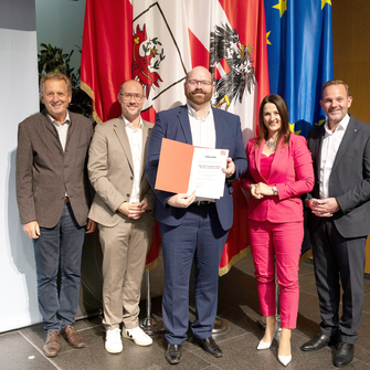 ADLER-Lehrlingsverantwortlicher Michael Enders (Mi.) mit dem Tiroler Arbeiterkammer-Präsident Erwin Zangerl, Wirtschaftslandesrat Mario Garber, Arbeitslandesrätin und Astrid Mair und David Narr (Fachkräftekoordinator der Wirtschaftskammer Tirol) (v.li.).  | © Land Tirol / Sedlak