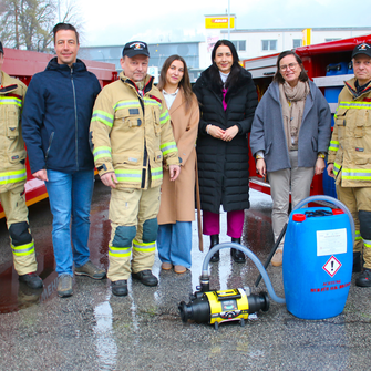Vertreter der Feuerwehr Schwaz bedankten sich bei ihren engagierten Unterstützern.  | © ADLER