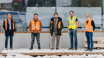 Perfekte Zusammenarbeit: Key Account Manager Bernhard Schiffthaler, Technik-Experte Florian Reindl und Beschichtungsentwickler Stefan Frumlacher von ADLER zu Besuch bei Betriebsleiter Andreas Weichsler und Innovationsmanager Georg Jeitler der HASSLACHER Gruppe. | © ADLER