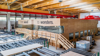 Der Slogan der HASSLACHER Gruppe „From wood to wonders.“ wird auf der mit ADLER Lignovit Ecofin beschichteten Birken-Box mitten in der Halle eindrucksvoll in Szene gesetzt. | © HASSLACHER Gruppe © Peter Mayer