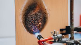 Auch in brenzligen Situationen cool bleiben – dank Pyrolan Brandschutzbeschichtungen von ADLER.  | © ADLER