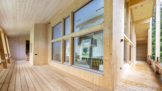 Aquawood Terra ermöglicht eine bislang unerreicht matte Optik für Holzfenster im Außenbereich.  | © REIFMUELLER