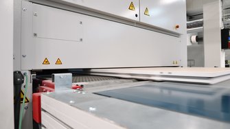 Auf der vollautomatischen Spritzlackieranlage von RIWAG werden die Pigmolux-Lacke von ADLER verarbeitet. | © RIWAG Türen AG