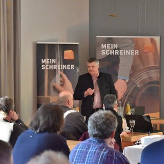 ADLER-Experte Hans-Peter Thaler sprach über die Anforderungen an ein modernes Treppenlacksystem.  | © Fachverband Schreinerhandwerk Bayern