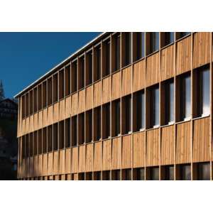 Eine wunderschöne, matte Holzoptik, wie sie beispielsweise das Grüne Zentrum Immenstadt von F64 Architekten prägt, lässt sich mit der neuen wasserbasierten ADLER Lignovit 3in1-Lasur erzielen. | © F64 Architekten PartGmbB / Rainer Retzlaff