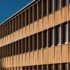 Eine wunderschöne, matte Holzoptik, wie sie beispielsweise das Grüne Zentrum Immenstadt von F64 Architekten prägt, lässt sich mit der neuen wasserbasierten ADLER Lignovit 3in1-Lasur erzielen. | © F64 Architekten PartGmbB / Rainer Retzlaff