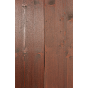 Im Vergleich: Links eine mit Pullex Top-Lasur gestrichene Fläche, recht mit der neuen Pullex Top-Mattlasur beschichtetes Holz, das deutlich matter wirkt. | © ADLER | Johannes Plattner