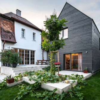 Haus B von Smartvoll Architekten: Das dunkelgrau lasierte Holz der Zubauten rückt den strahlend weißen Altbau noch mehr ins Licht. | © Smartvoll Architekten / Dimitar Gamizov