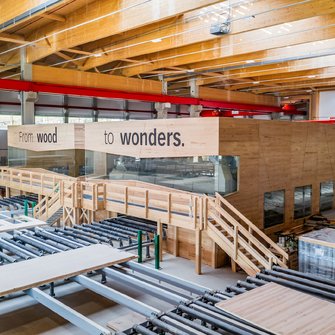 Der Slogan der HASSLACHER Gruppe „From wood to wonders.“ wird auf der mit ADLER Lignovit Ecofin beschichteten Birken-Box mitten in der Halle eindrucksvoll in Szene gesetzt.