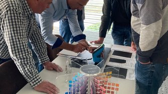 Hier dreht sich alles um das Thema Farbe: Die ADLER-Experten und die Seminarteilnehmer bei einer Farbtonmessung. | © ADLER