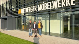 Gern gesehene Gäste bei den Rietberger Möbelwerken in Nordrhein-Westfalen: Jürgen Wurzenrainer, Bastian Flehmer und Florian Stocker von ADLER. | © ADLER