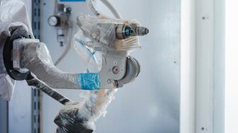 Der Spritzroboter ist mit unterschiedlichen Düsen für Airless- bzw. Airmix-Verfahren ausgestattet. | © ADLER