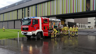 24 Feuerwehr-Fahrzeuge waren schlussendlich am Gelände der Schwazer Lackfabrik im Einsatz.  | © BFV Schwaz