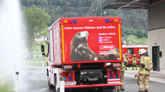 Ein Motto, das sinnbildlich für die gute Zusammenarbeit zwischen Feuerwehr und ADLER steht: „Unter unseren Fittichen sind Sie sicher!“ | © BFV Schwaz